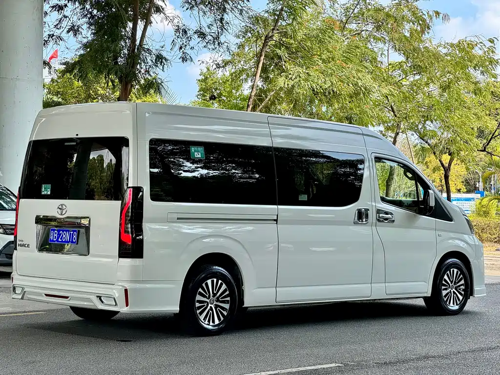 Toyota Hiace 2022 — фото 19