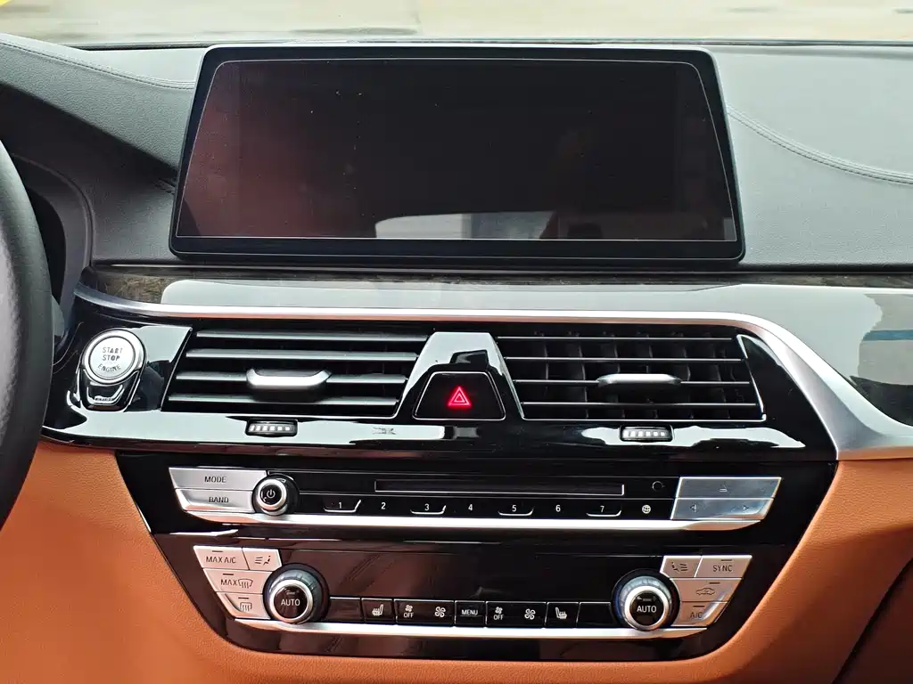 BMW 5 Series 2018 — фото 11