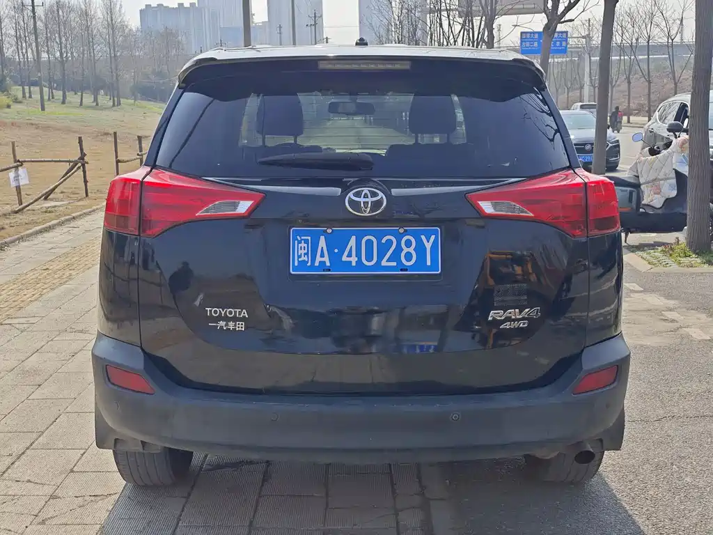 Toyota RAV4 2015 — фото 17