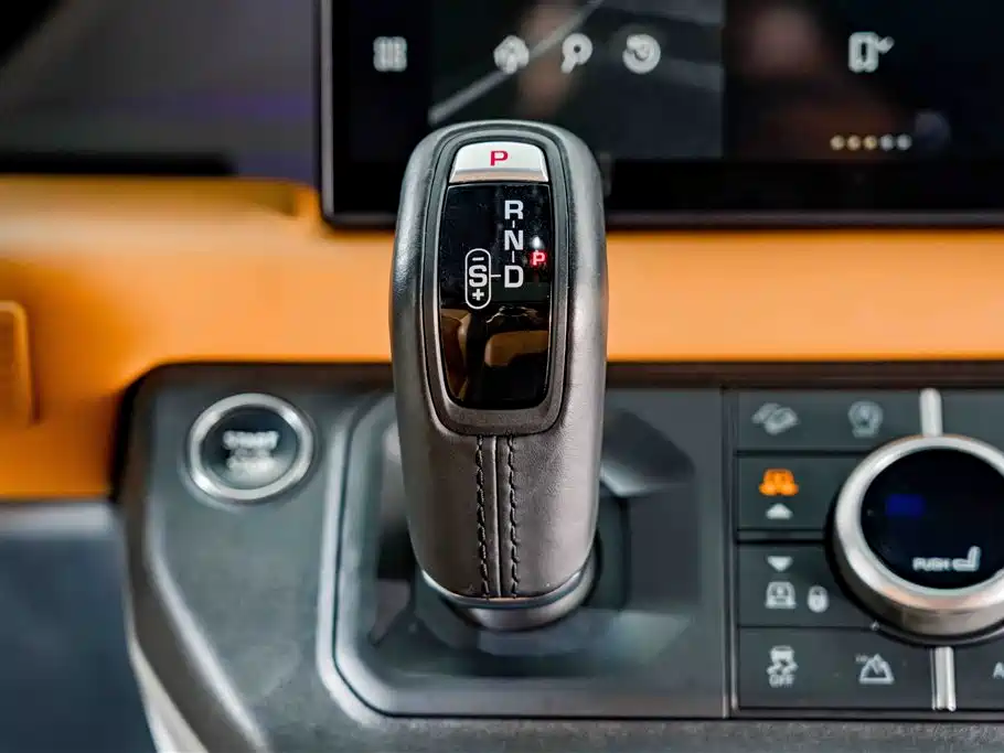 Land Rover Defender 2023 — фото 17