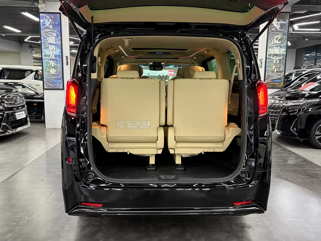 Toyota Alphard 2023 — фото 11