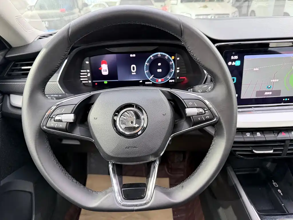 Skoda Octavia 2023 — фото 11