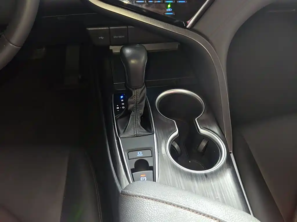 Toyota Camry 2022 — фото 14