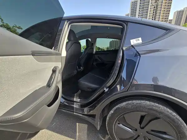 Tesla Model Y 2025