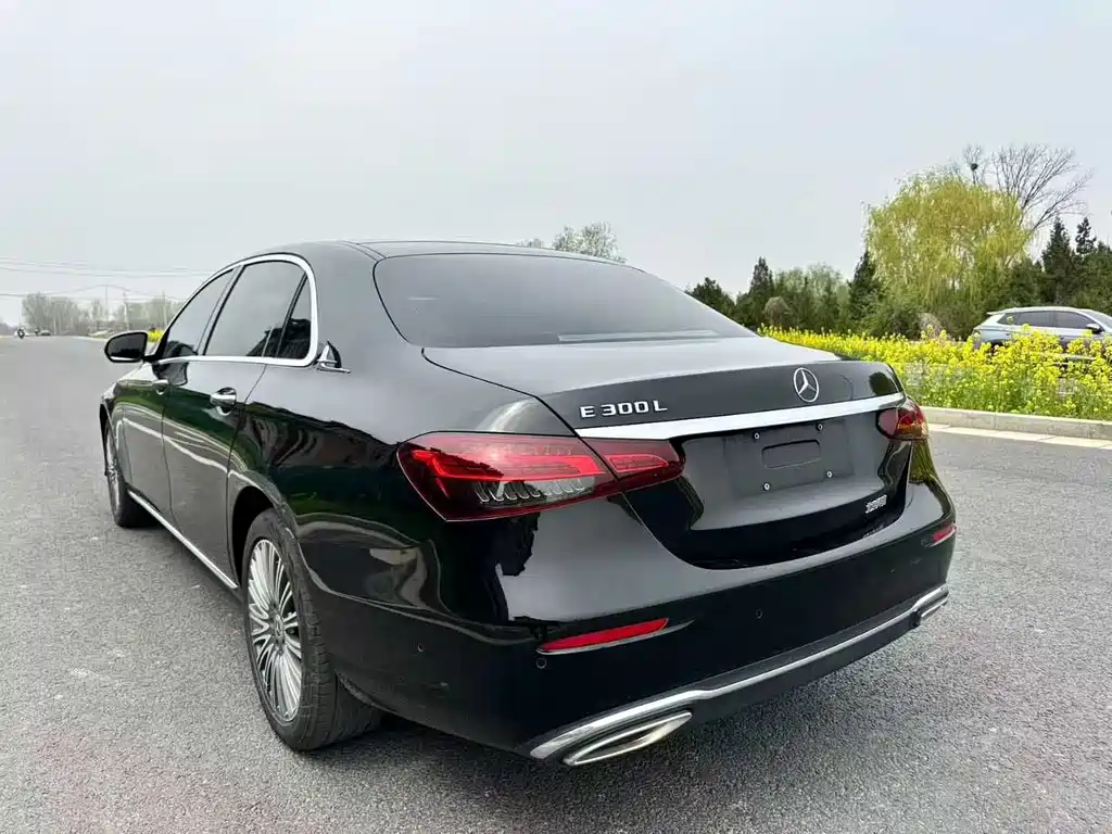 Mercedes-Benz E-Class 2022 — фото 9