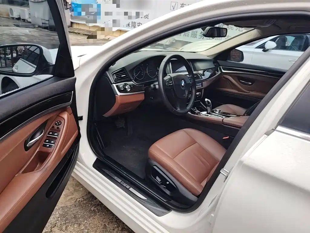BMW 5 Series 2015 — фото 16