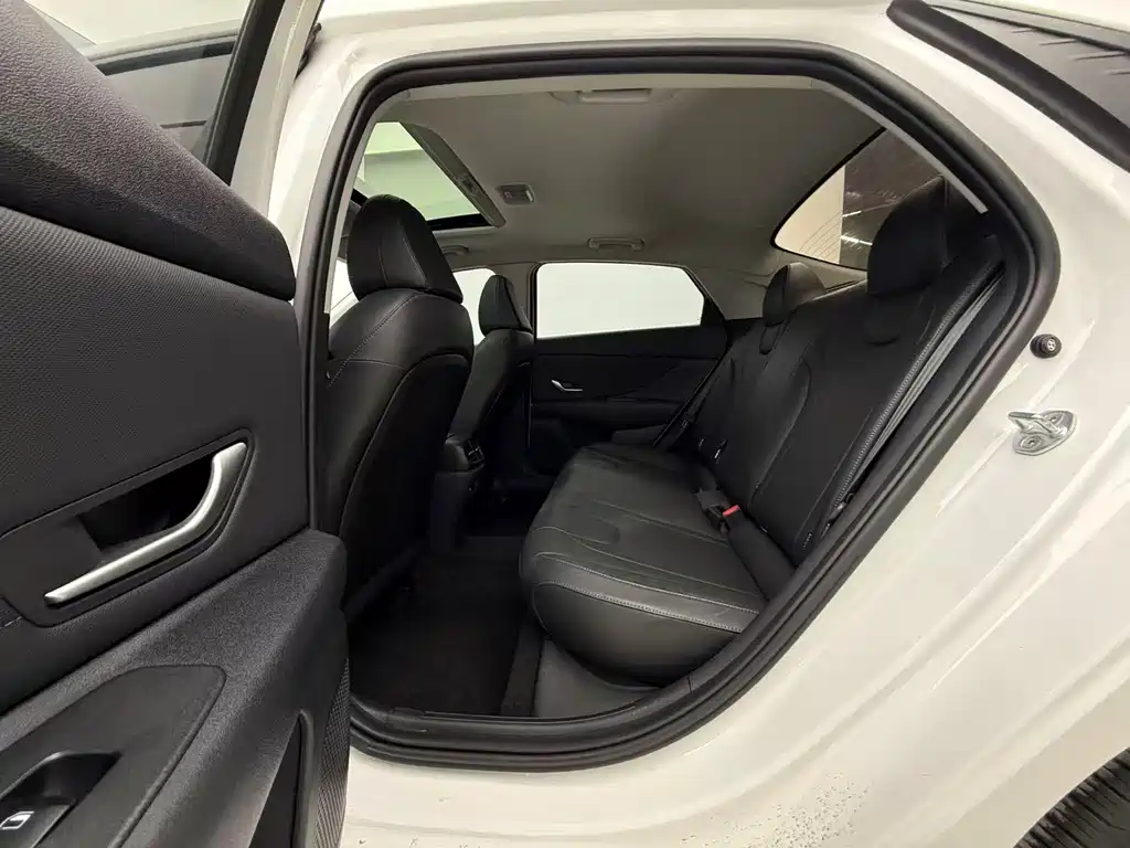 Hyundai Elantra 2022 — фото 17
