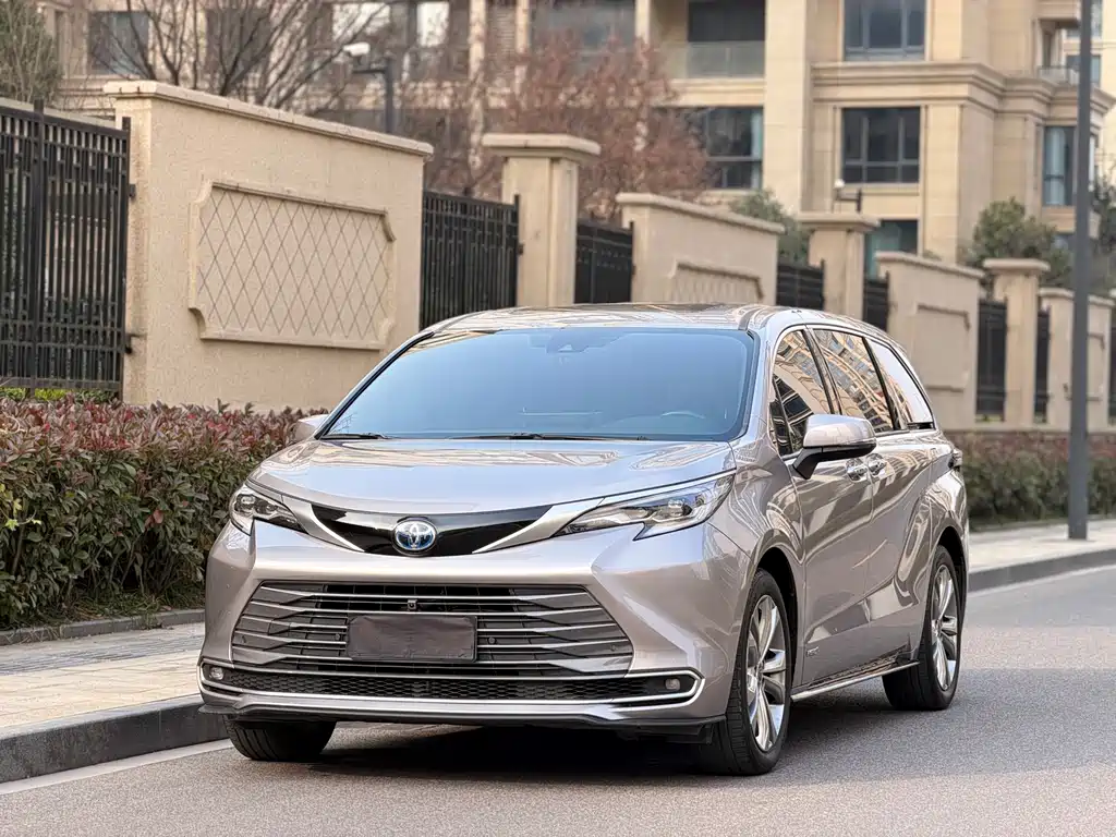 Toyota Sienna 2023 — фото 1