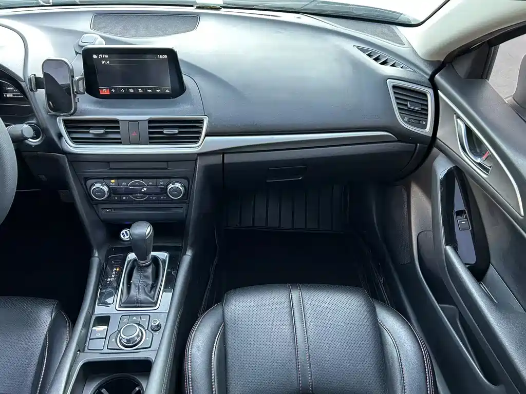 Mazda 3 Axela 2019 — фото 16