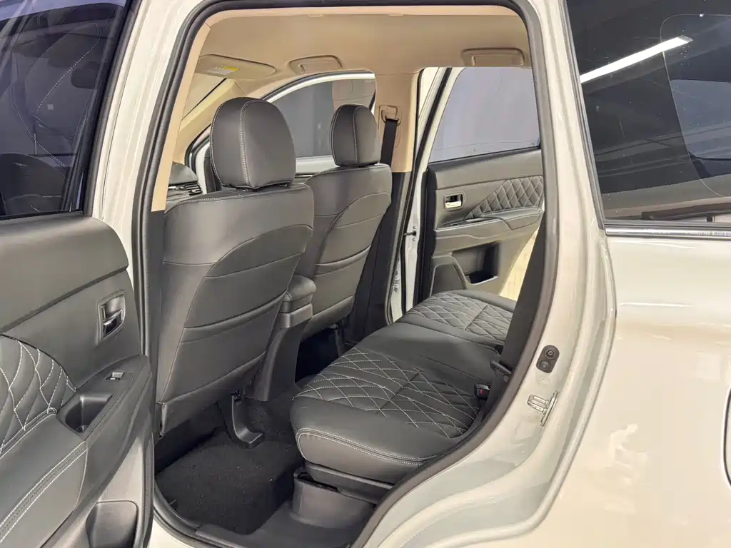 Mitsubishi Outlander 2022 — фото 10