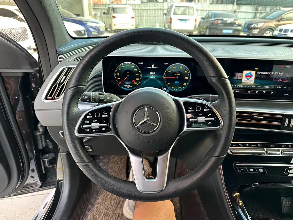 Mercedes-Benz EQC 2020 — фото 9