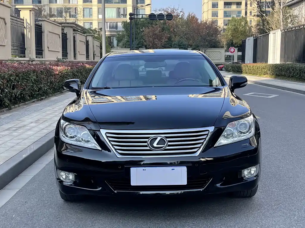 Lexus LS 2011 — фото 2
