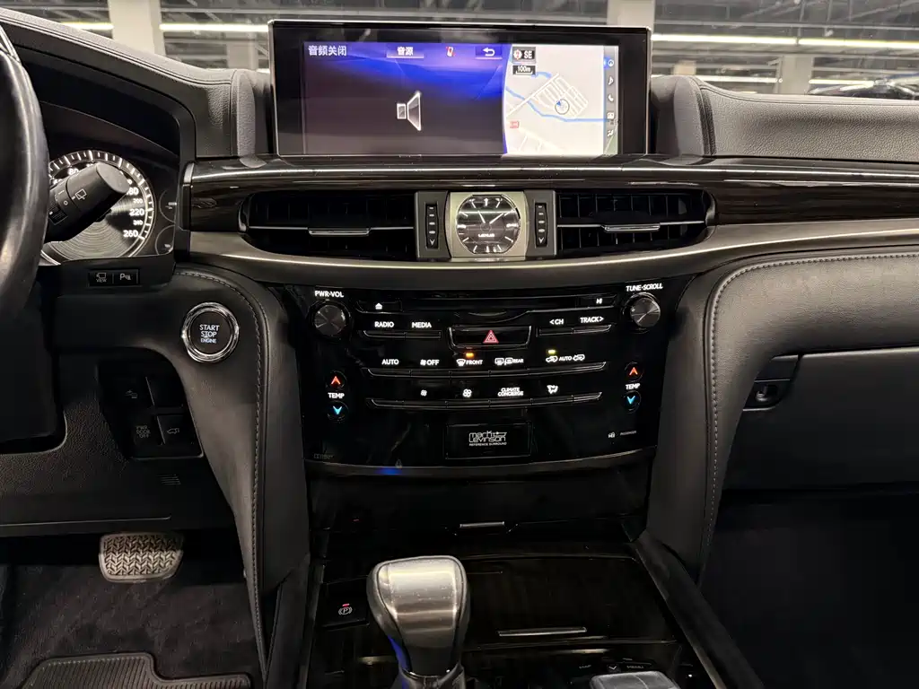 Lexus LX 2018 — фото 15