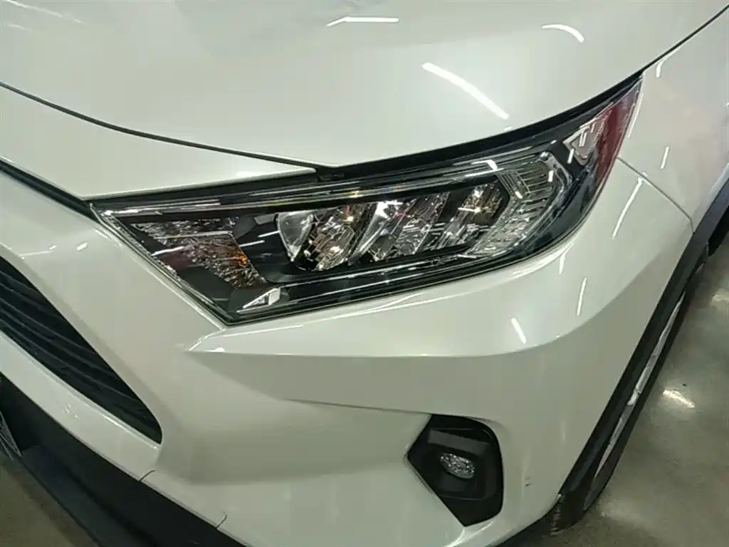 Toyota RAV4 2025 — фото 18