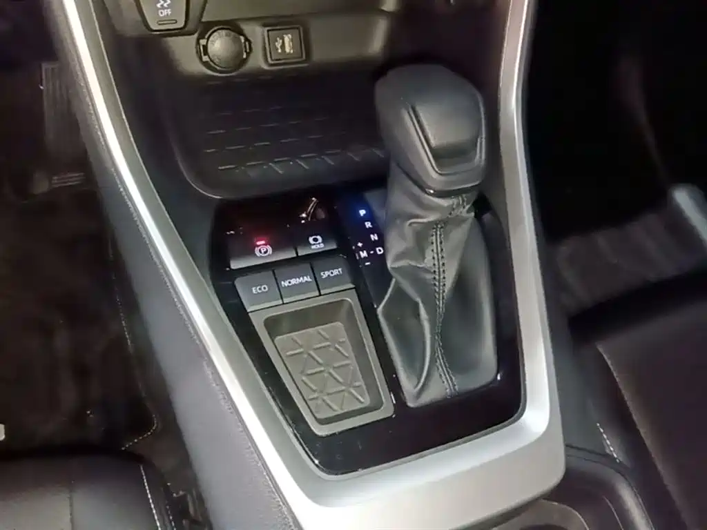 Toyota RAV4 2025 — фото 10