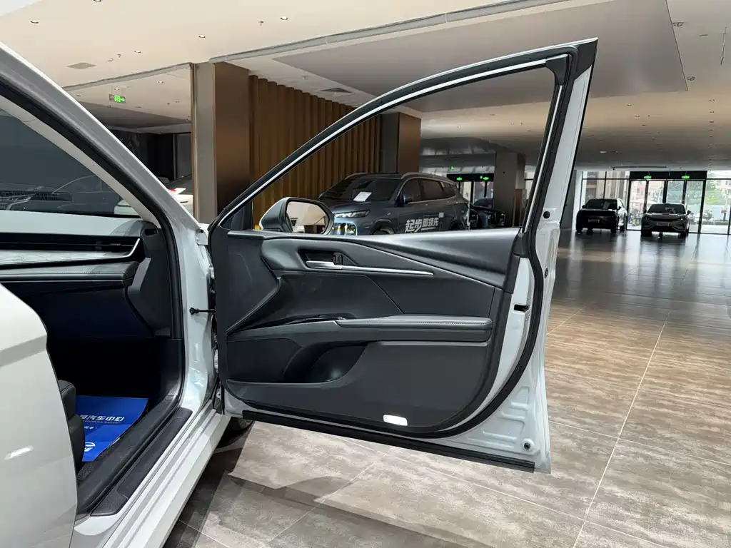Toyota Camry 2025 — фото 23