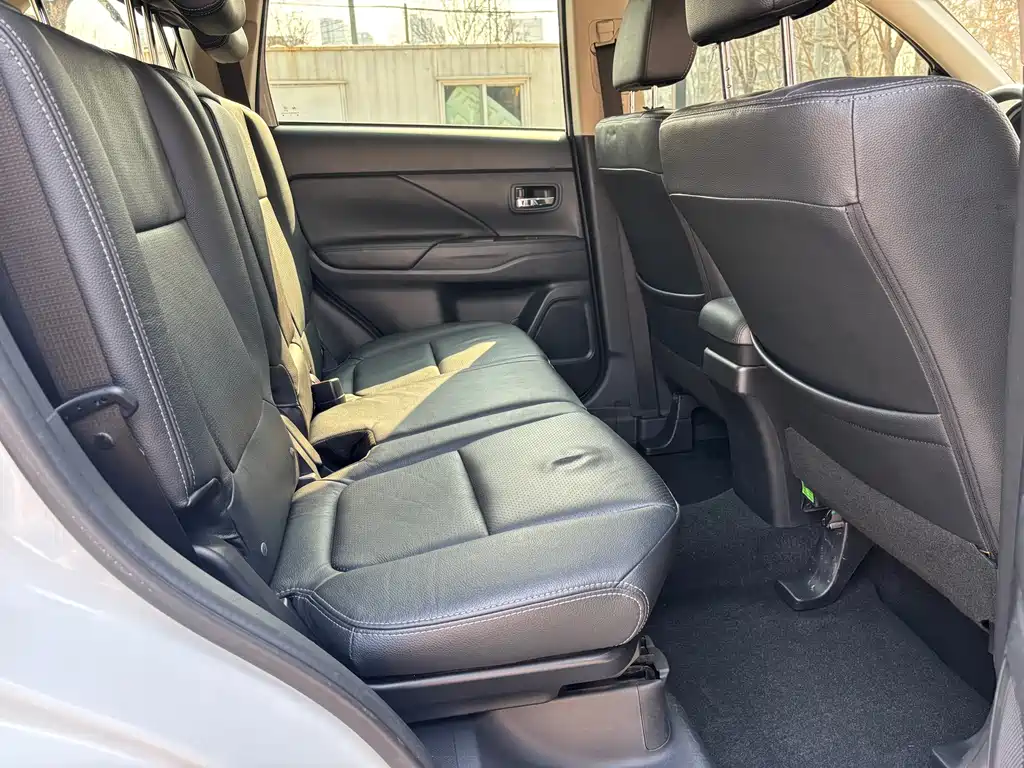 Mitsubishi Outlander 2018 — фото 13