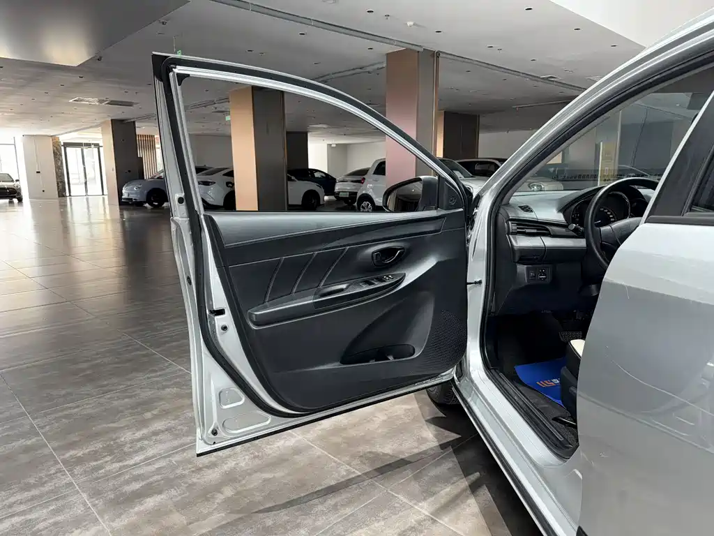 Toyota Yaris L 2020 — фото 16