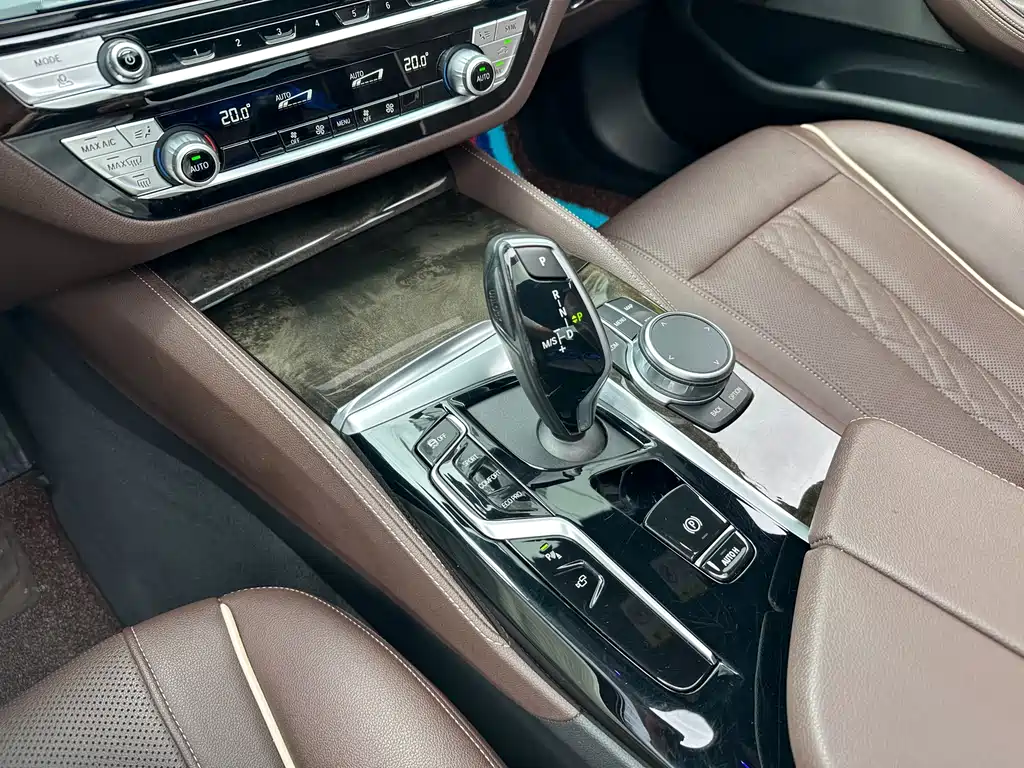 BMW 5 Series 2021 — фото 13