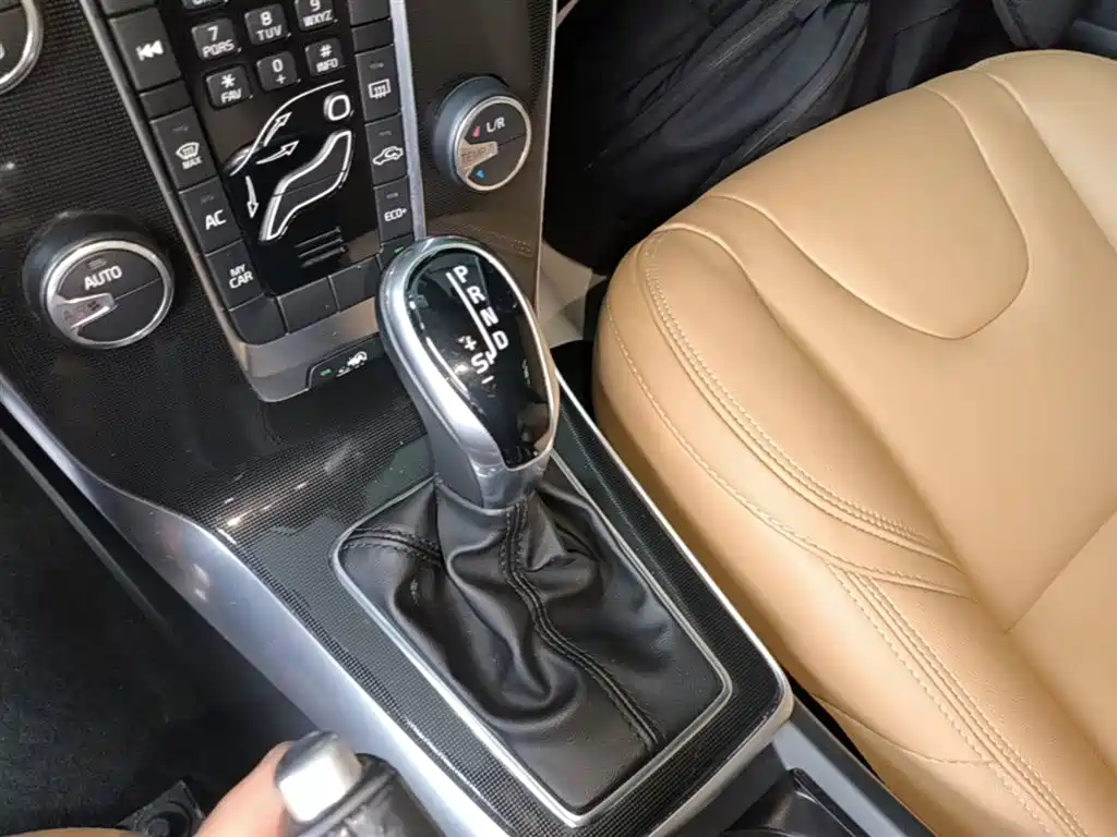 Volvo V40 2019 — фото 14