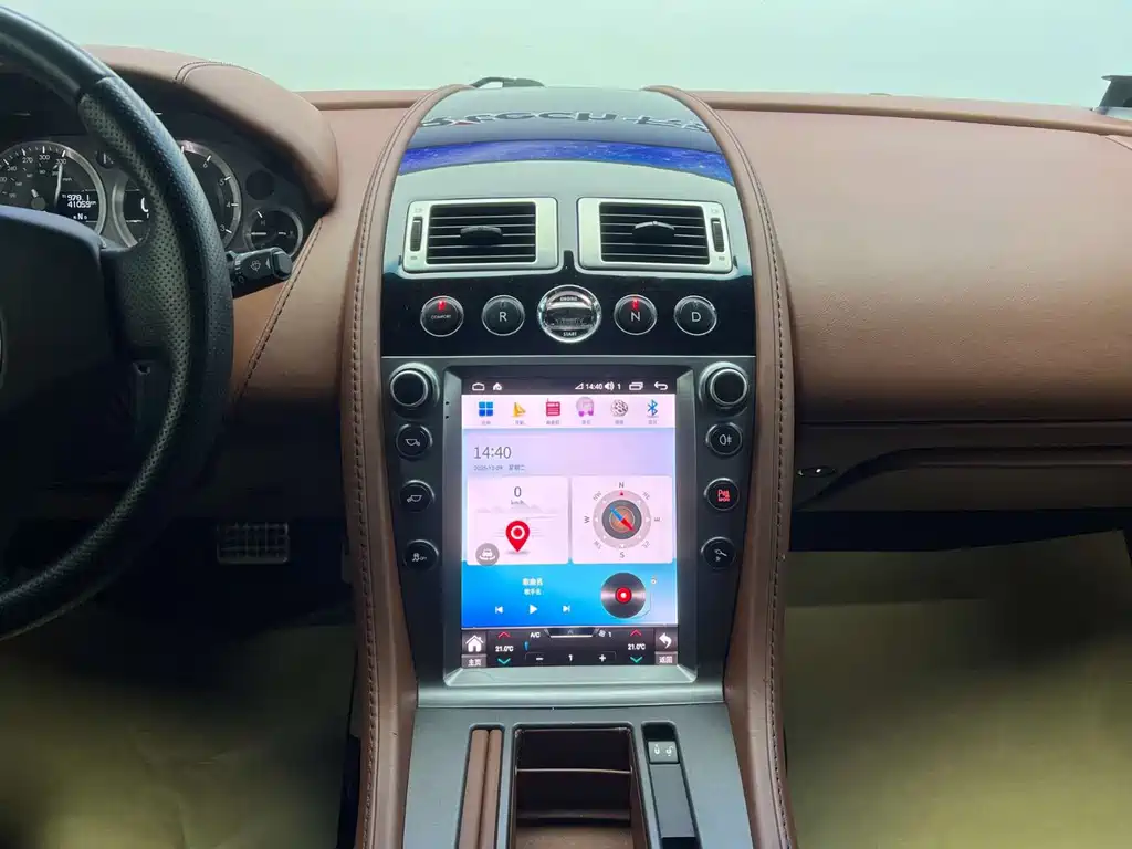 Aston Martin V8 Vantage 2012 — фото 15