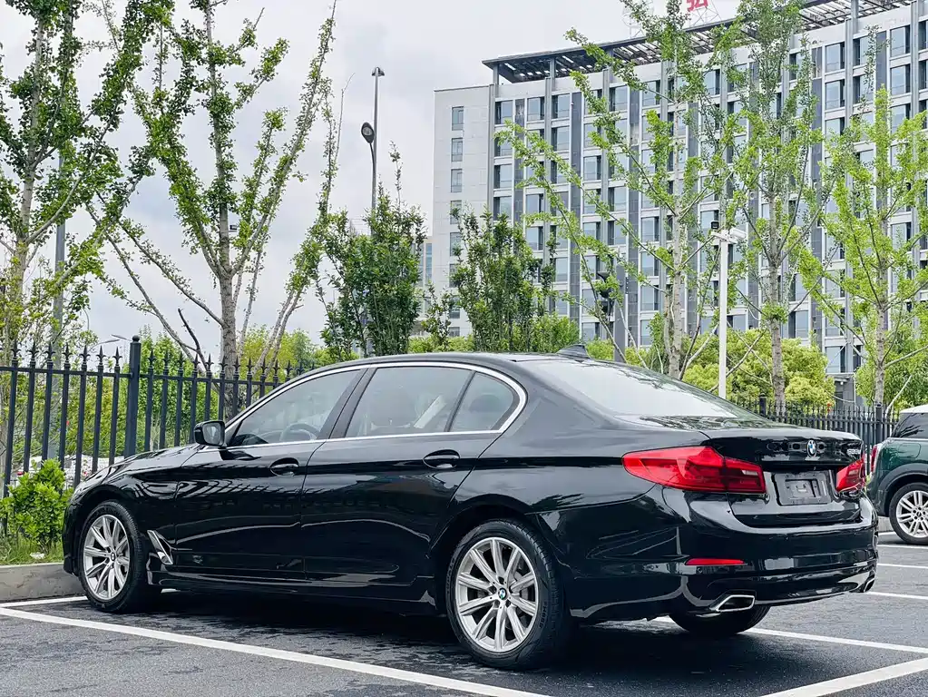 BMW 5 Series 2017 — фото 9