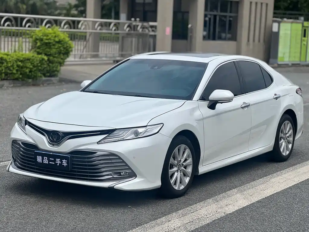 Toyota Camry 2019 — фото 1