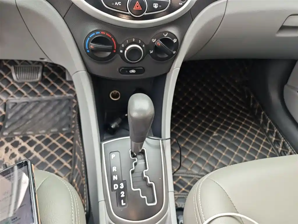Hyundai Verna 2015 — фото 14