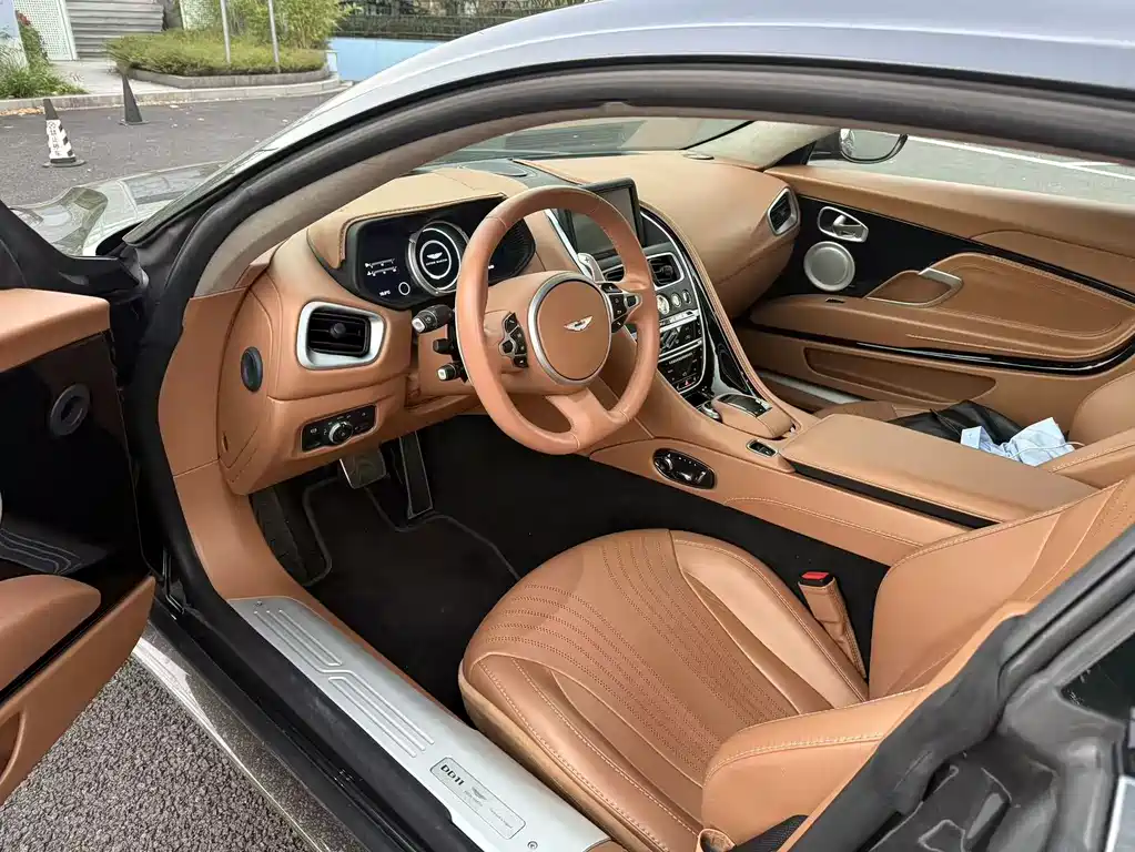 Aston Martin DB11 2020 — фото 10