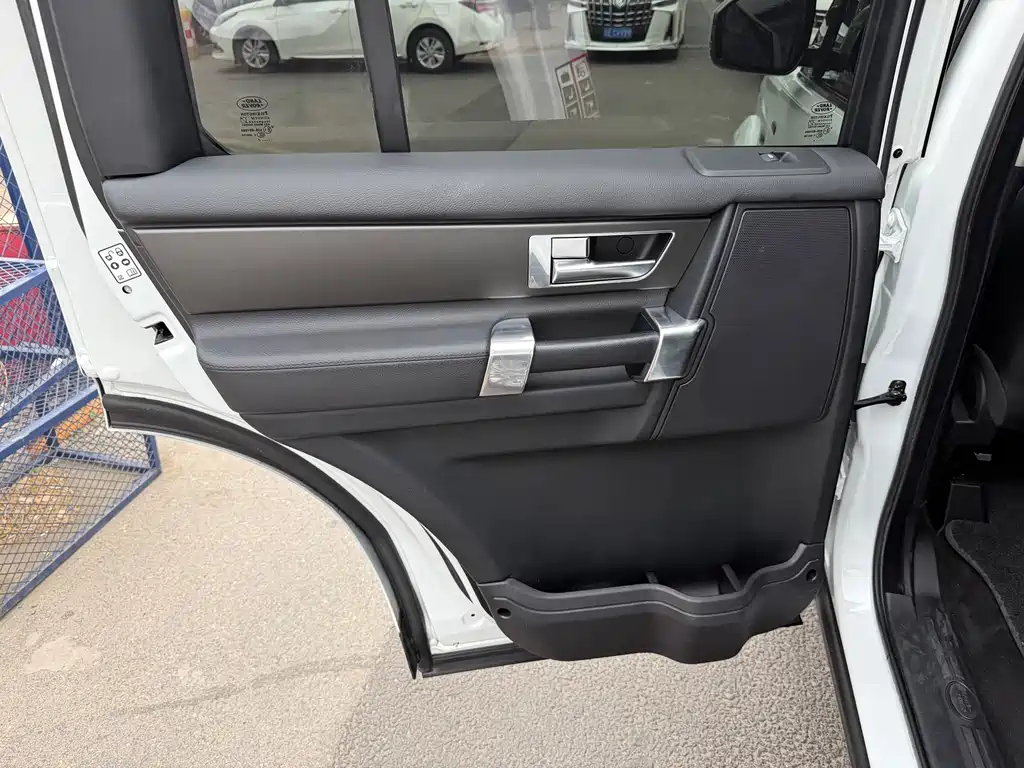 Land Rover Discovery 2014 — фото 11