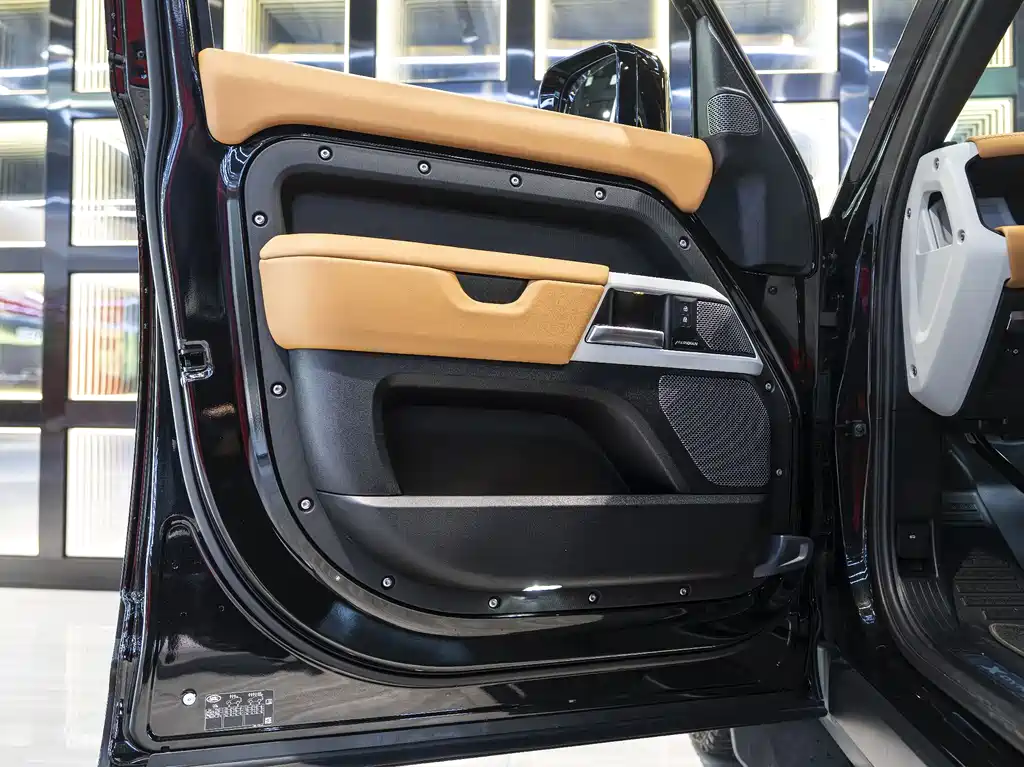 Land Rover Defender 2024 — фото 13