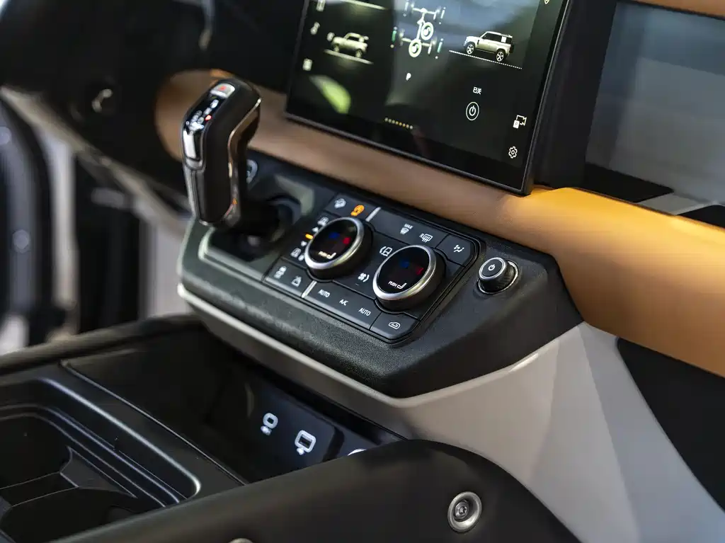 Land Rover Defender 2024 — фото 19