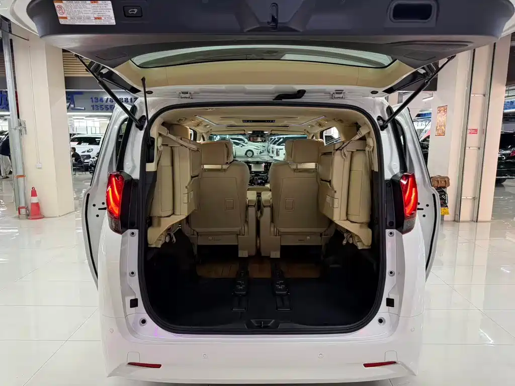 Toyota Alphard 2017 — фото 16
