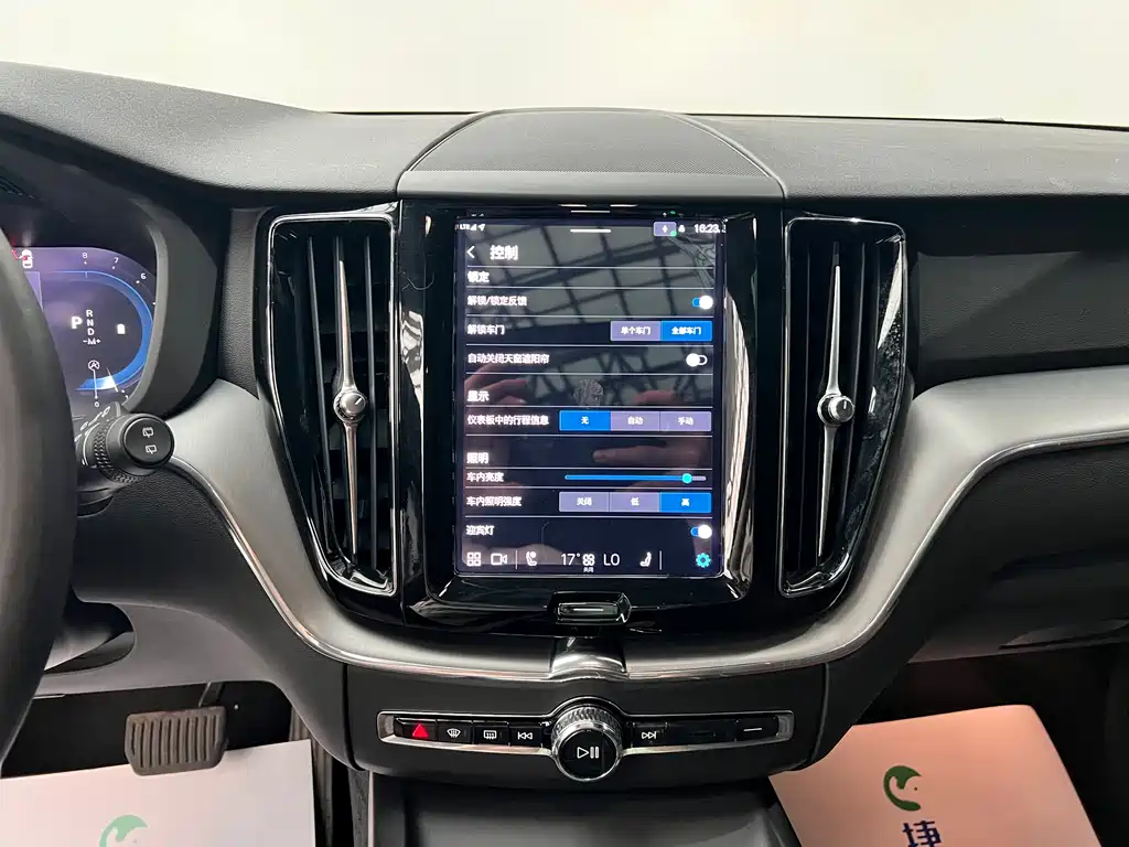 Volvo XC60 2023 — фото 23