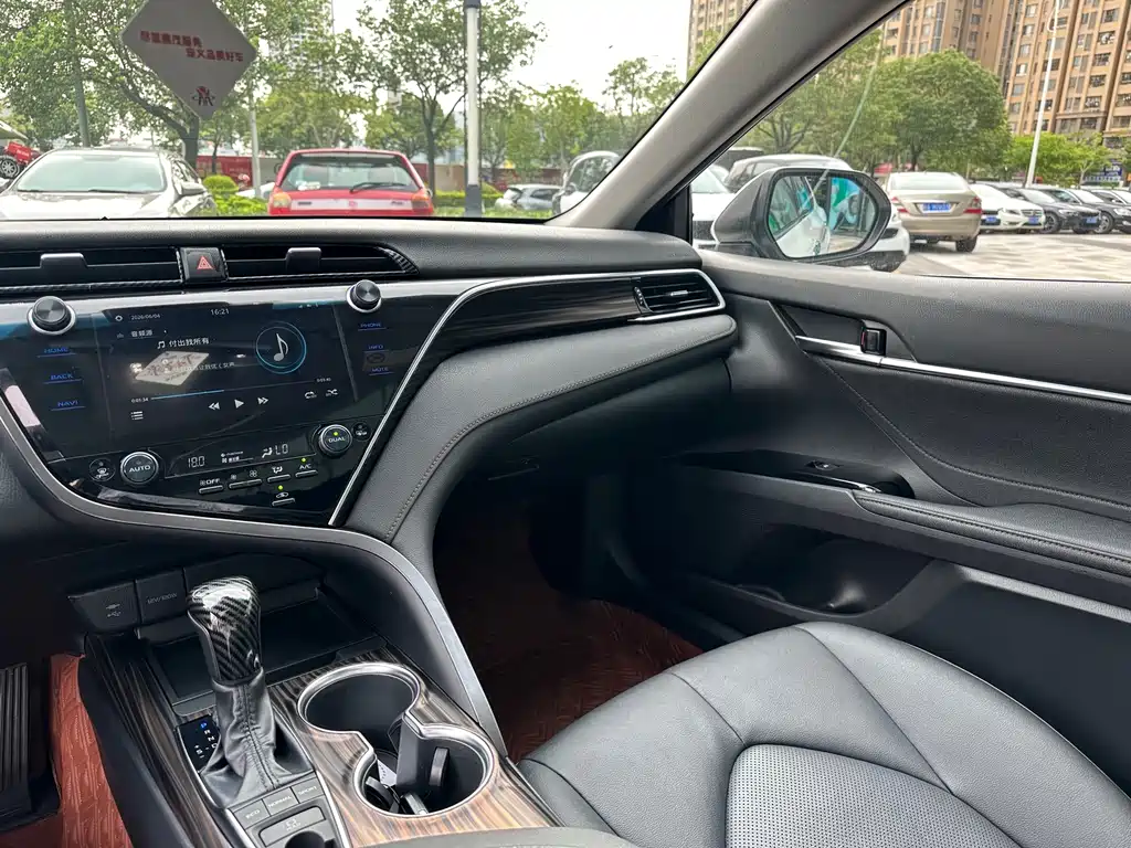 Toyota Camry 2020 — фото 22