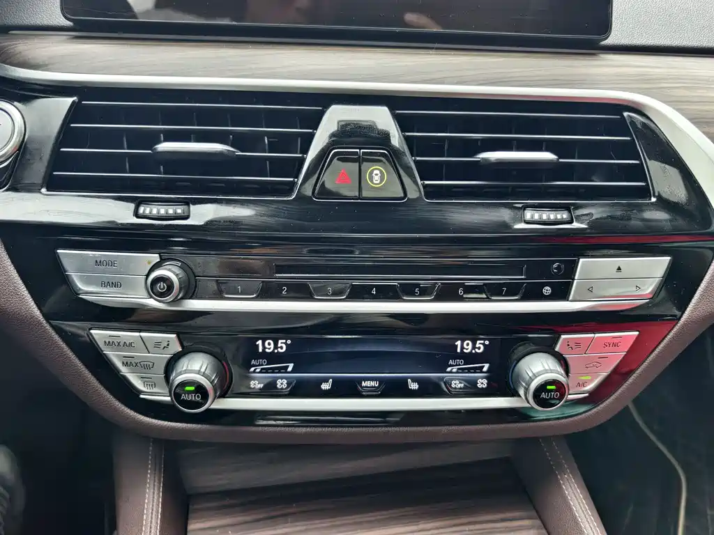BMW 5 Series New Energy 2019 — фото 13