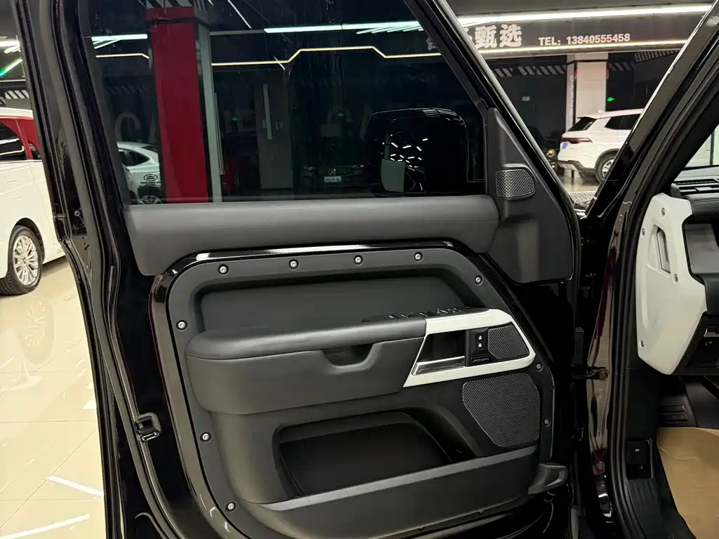 Land Rover Defender 2023 — фото 16