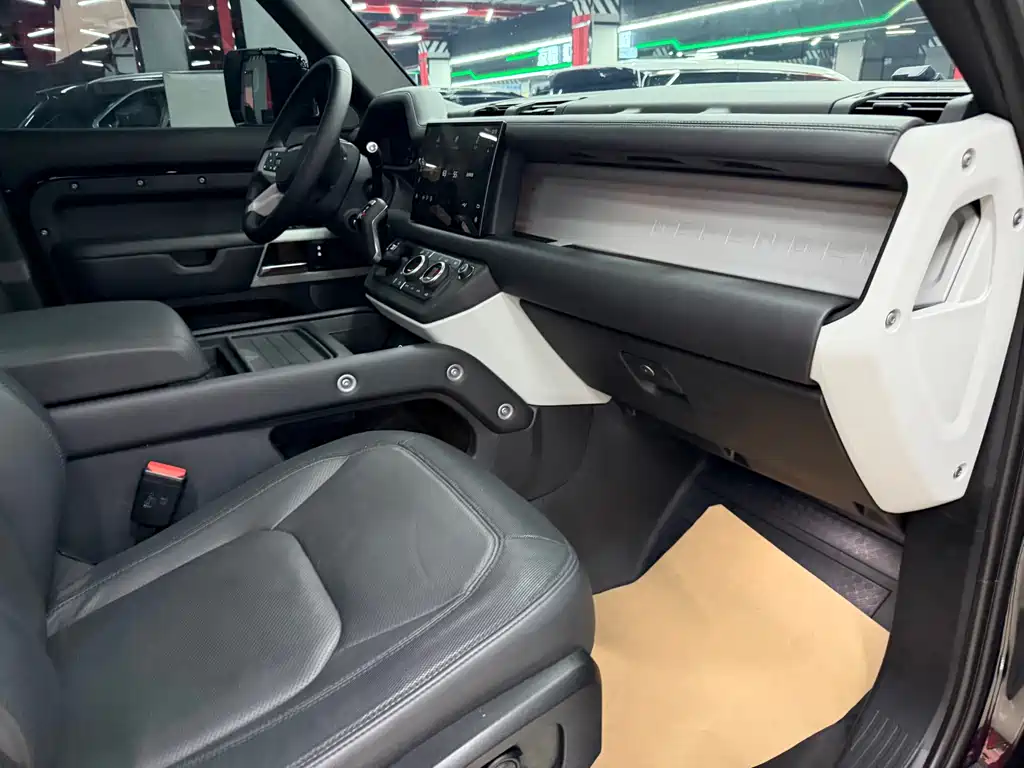 Land Rover Defender 2023 — фото 18