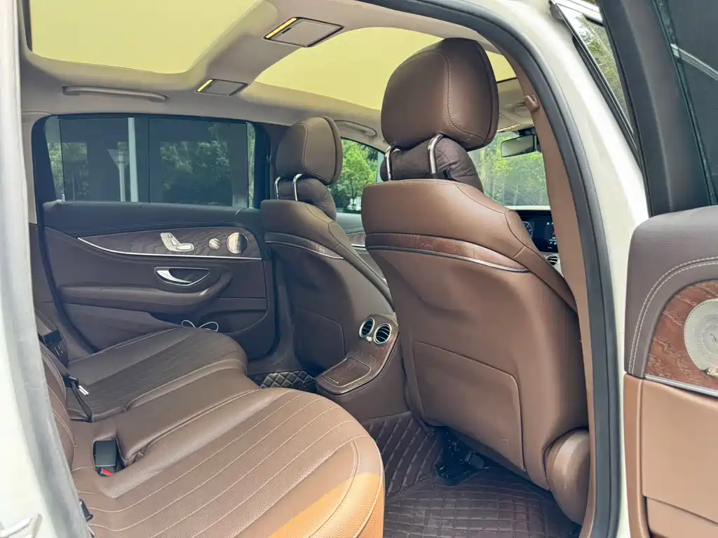 Mercedes-Benz E-Class 2023 — фото 12