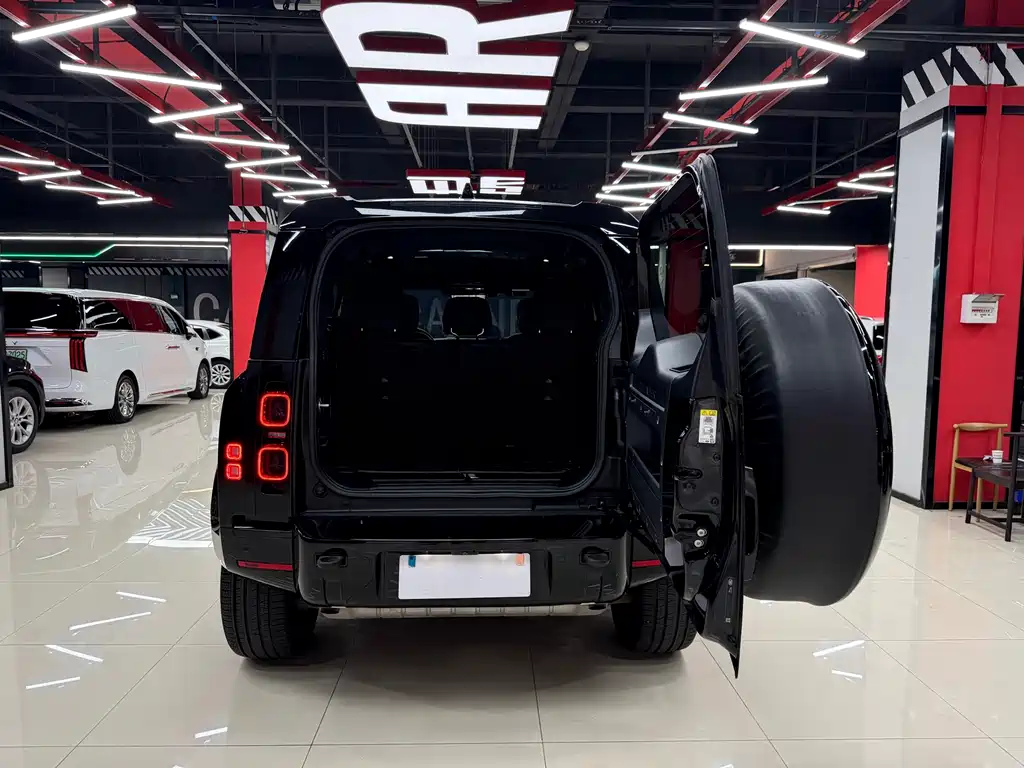 Land Rover Defender 2023 — фото 10