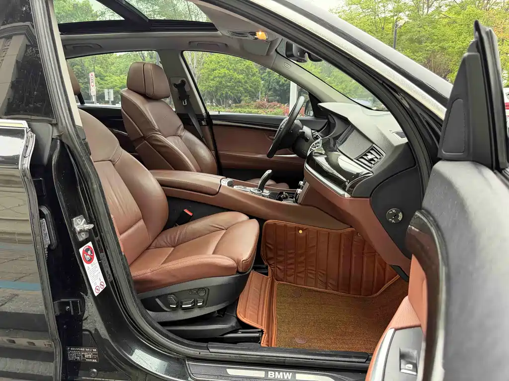 BMW 5 Series GT 2011 — фото 12