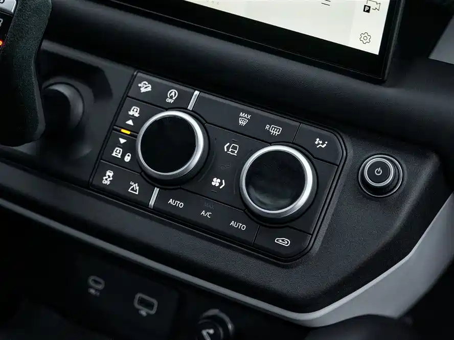 Land Rover Defender 2023 — фото 20