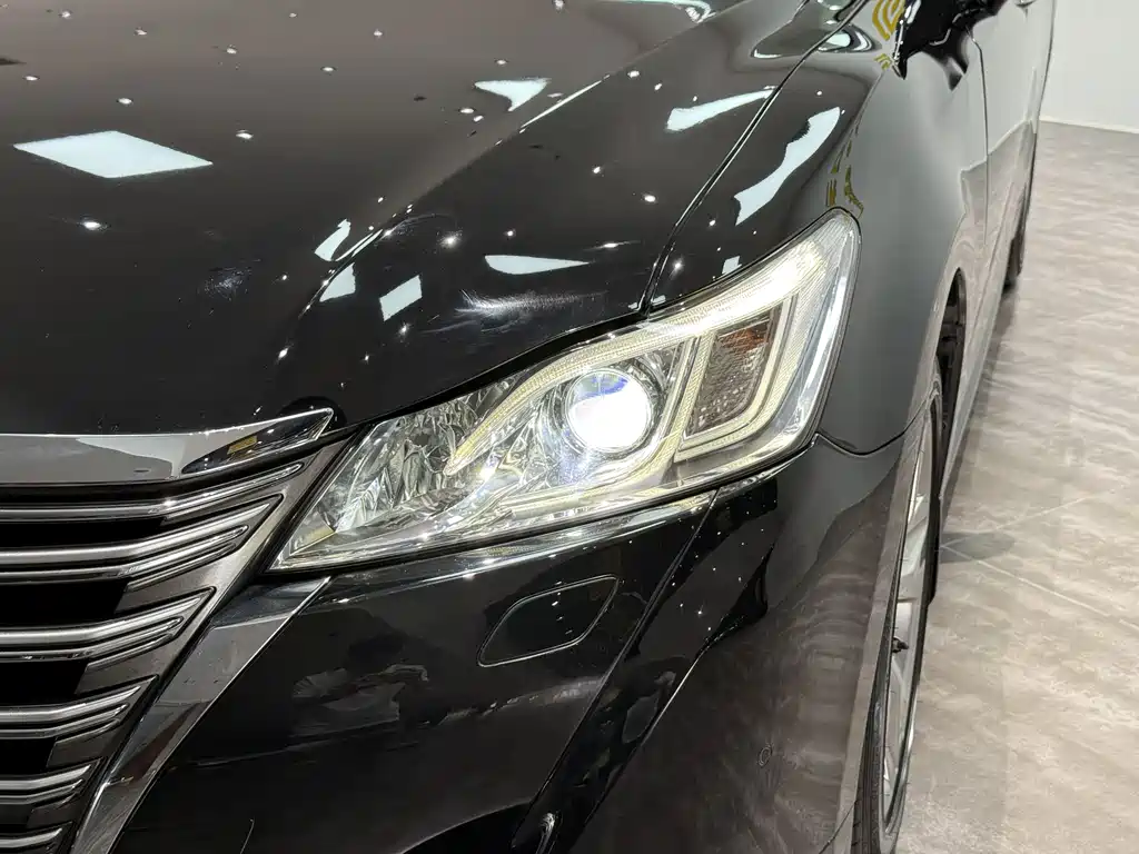 Toyota Crown 2016 — фото 26
