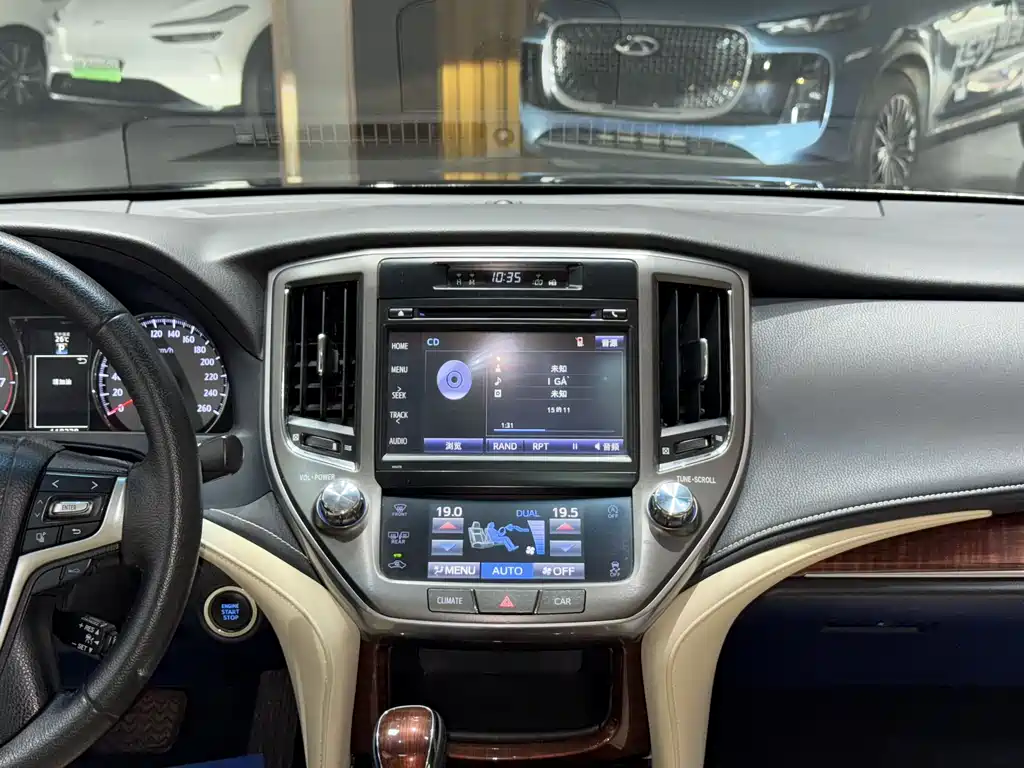 Toyota Crown 2016 — фото 10