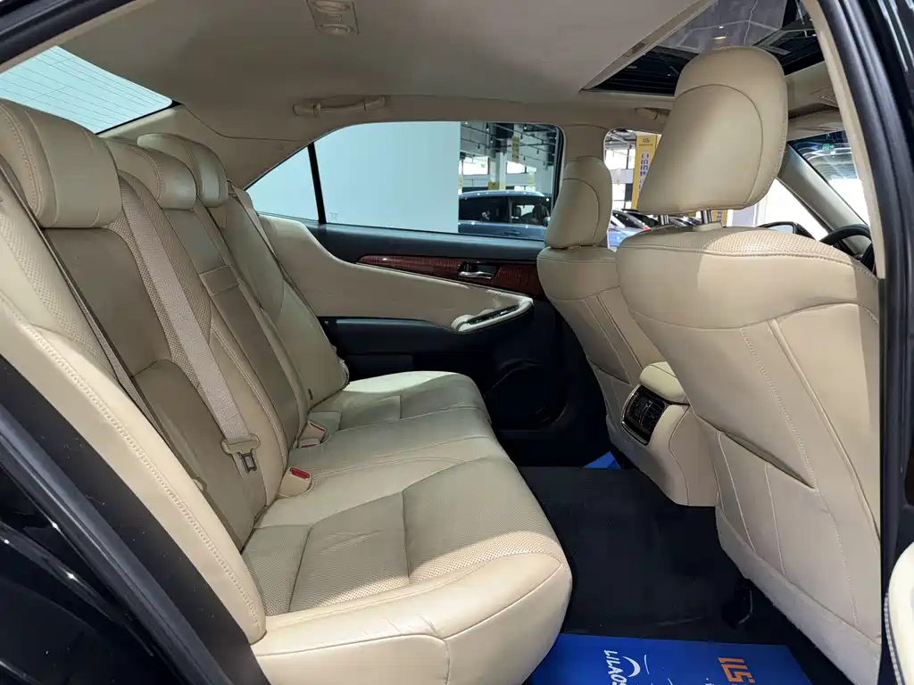 Toyota Crown 2016 — фото 25