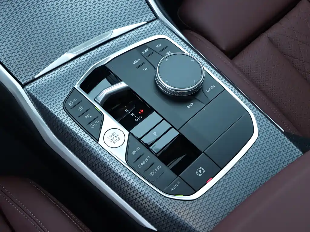 BMW 3 Series 2025 — фото 11