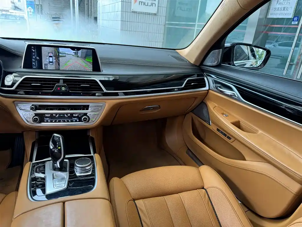 BMW 7 Series 2017 — фото 16