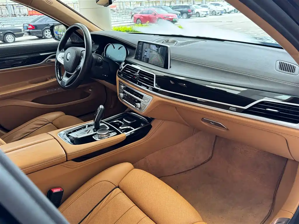 BMW 7 Series 2017 — фото 23