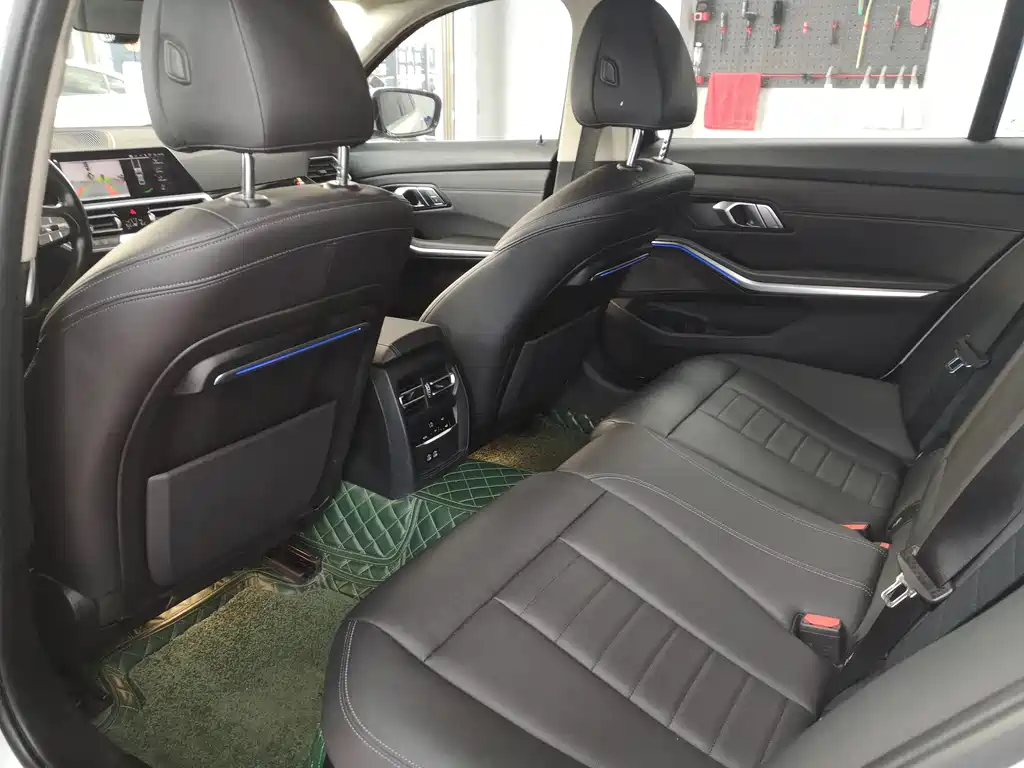 BMW 3 Series 2019 — фото 13