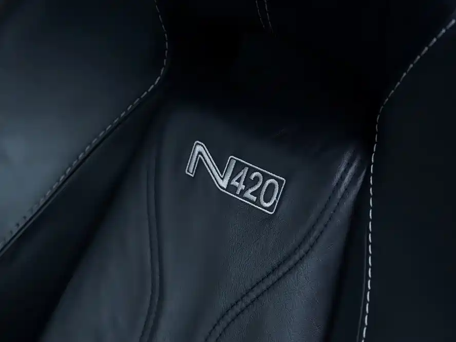 Aston Martin V8 Vantage 2011 — фото 19